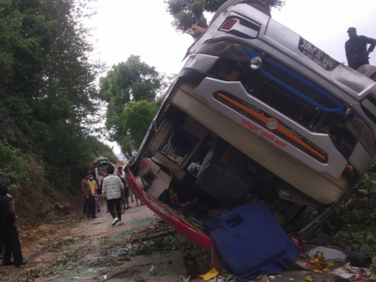 बाजुरा जाँदै गरेको बस डोटीमा दुर्घटना, ३० जना घाइते 